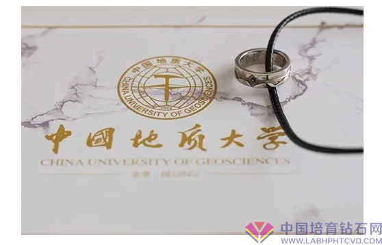 这是别人学校的毕业纪念钻戒